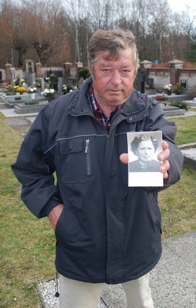 Stanislav Jozíf (68) s fotografií matky, která ve vlaku č. 653 zemřela