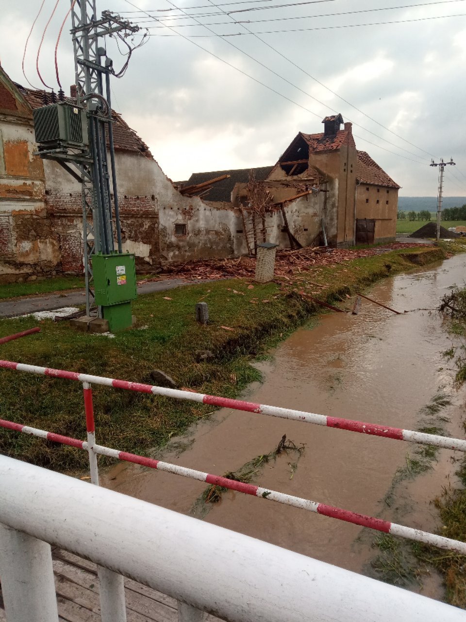 Bouře značně poničila obec Stebno u Kryr u Podbořan v lounském okrese a Blatno (25. 6. 2021)