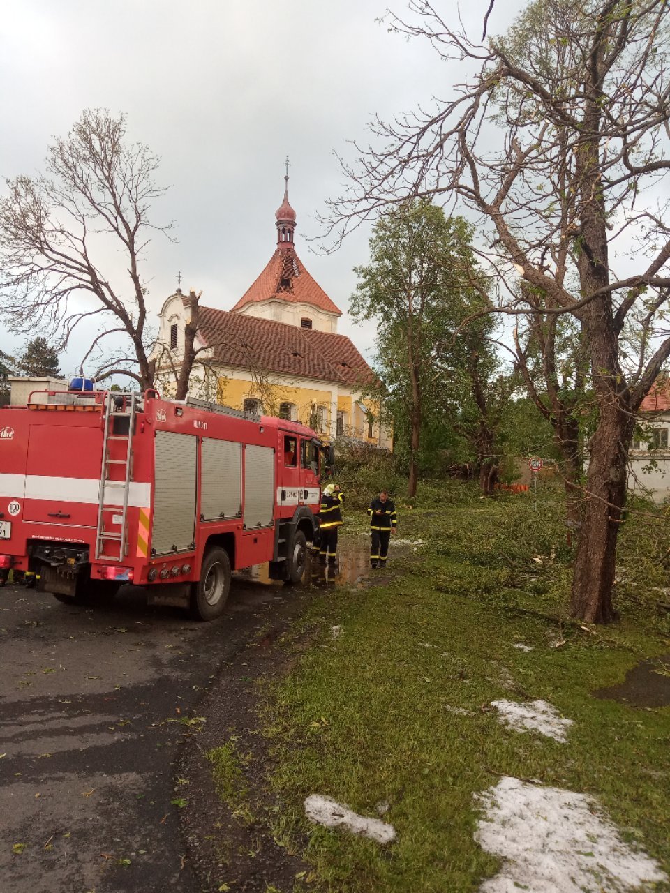 Bouře značně poničila obec Stebno u Kryr u Podbořan v lounském okrese a Blatno (25. 6. 2021)