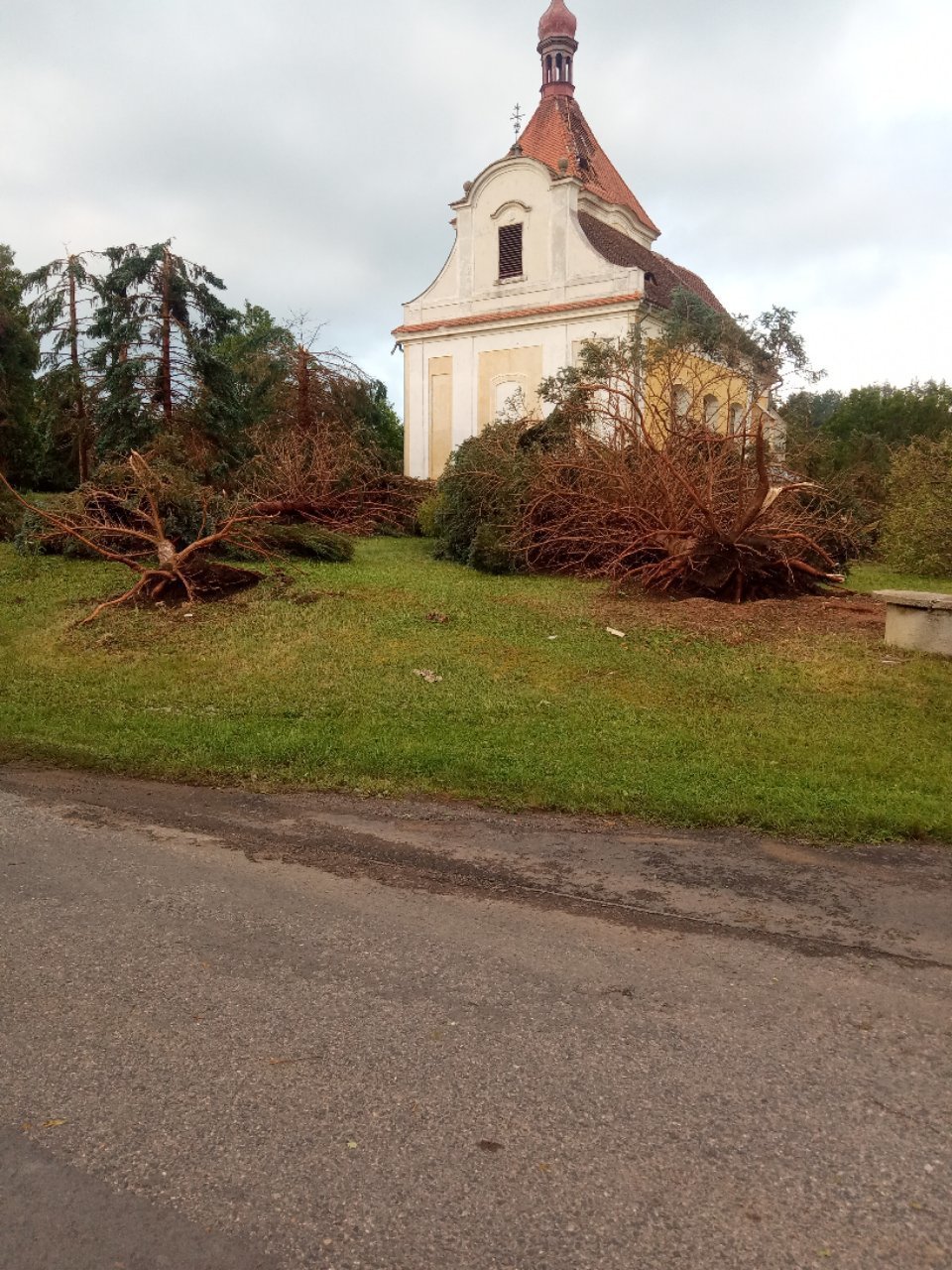 Bouře značně poničila obec Stebno u Kryr u Podbořan v lounském okrese a Blatno (25. 6. 2021)