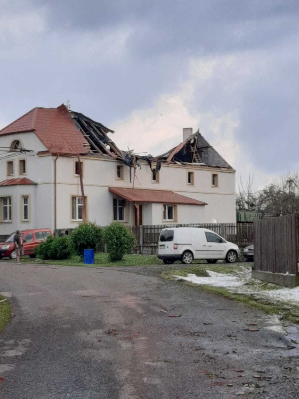 Bouře značně poničila obec Stebno u Kryr u Podbořan v lounském okrese a Blatno (25. 6. 2021)