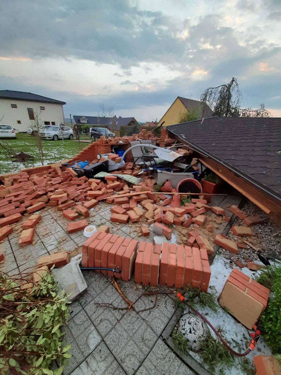 Bouře značně poničila obec Stebno u Kryr u Podbořan v lounském okrese a Blatno (25. 6. 2021)