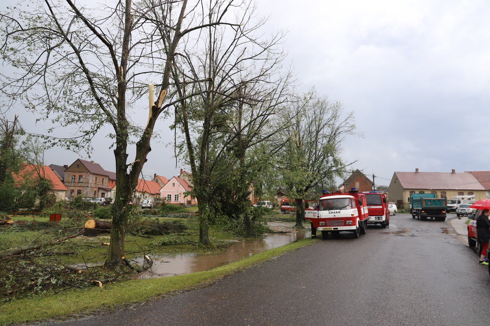 Silná bouře poničila také obec Stebno na Lounsku.