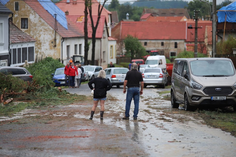 Silná bouře poničila také obec Stebno na Lounsku.