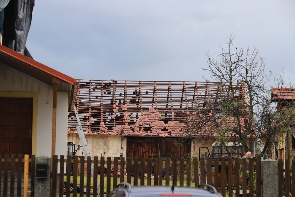 Silná bouře poničila také obec Stebno na Lounsku.