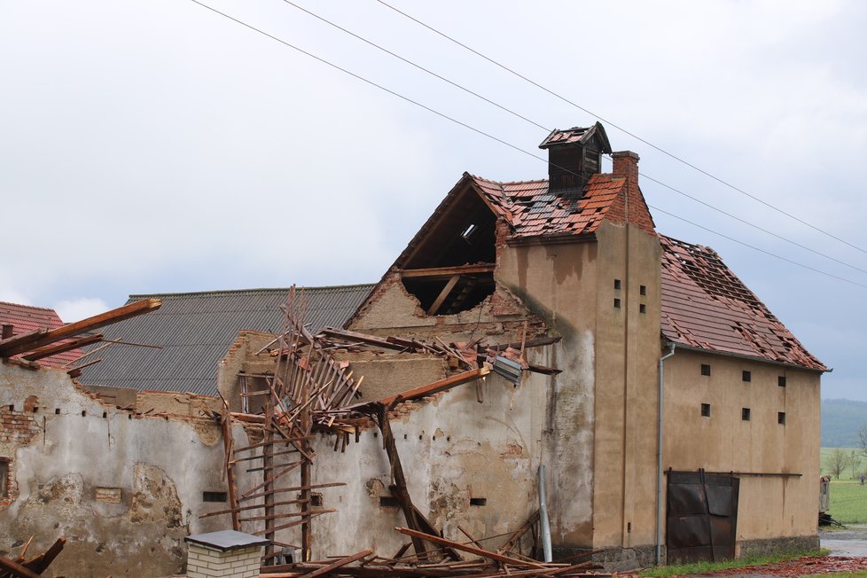 Silná bouře poničila také obec Stebno na Lounsku.