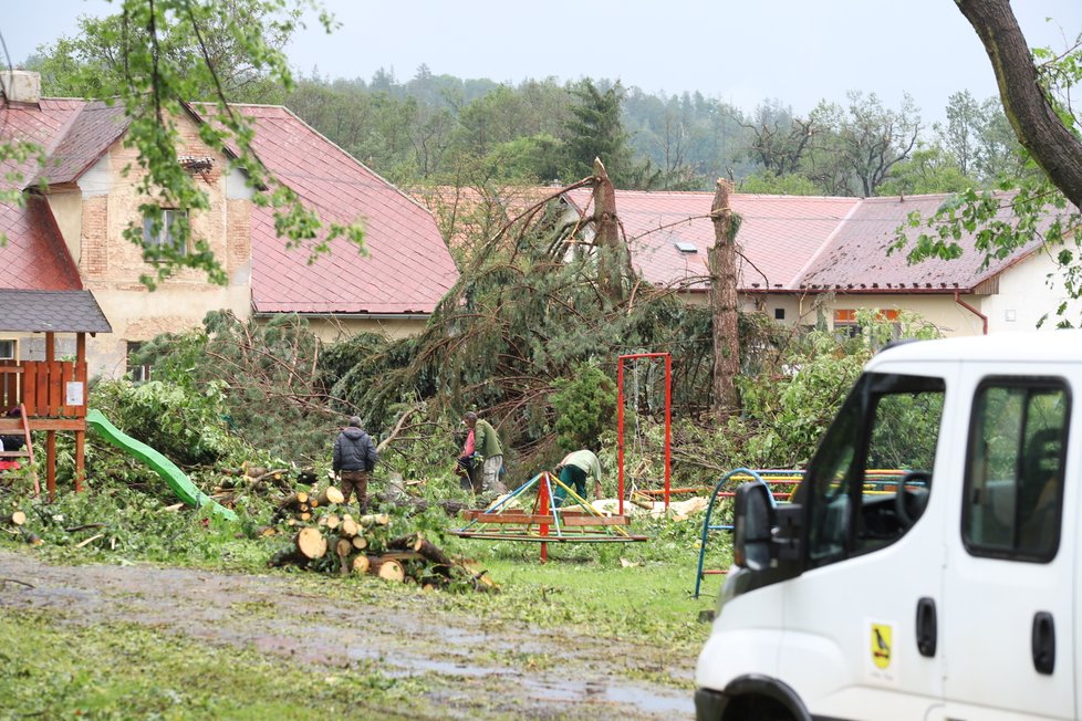 Silná bouře poničila také obec Stebno na Lounsku.