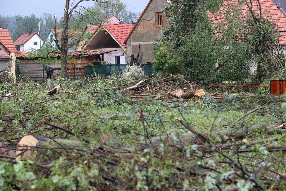 Silná bouře poničila také obec Stebno na Lounsku.