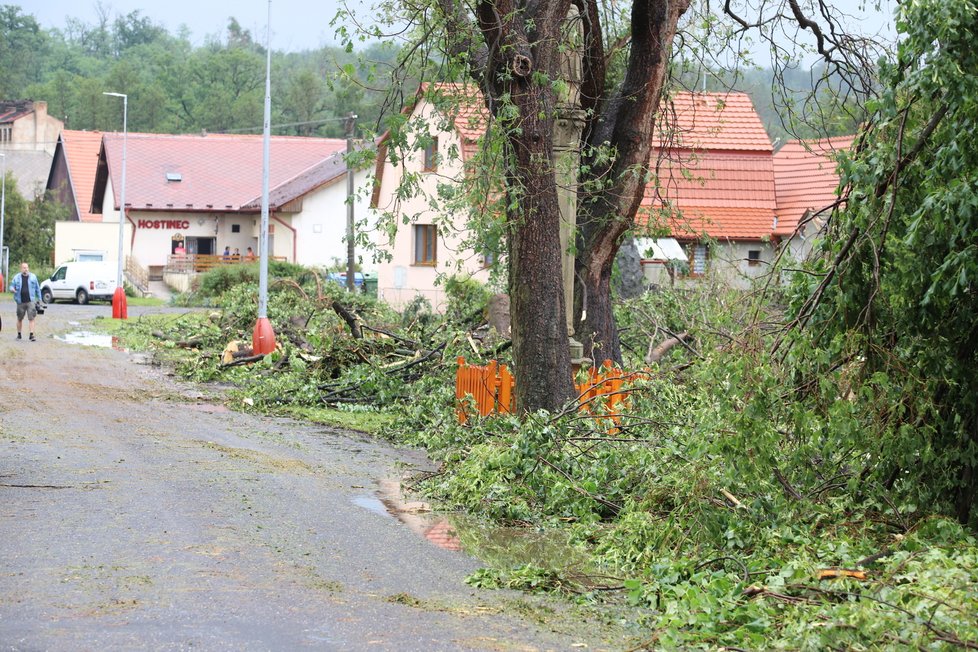 Silná bouře poničila také obec Stebno na Lounsku.