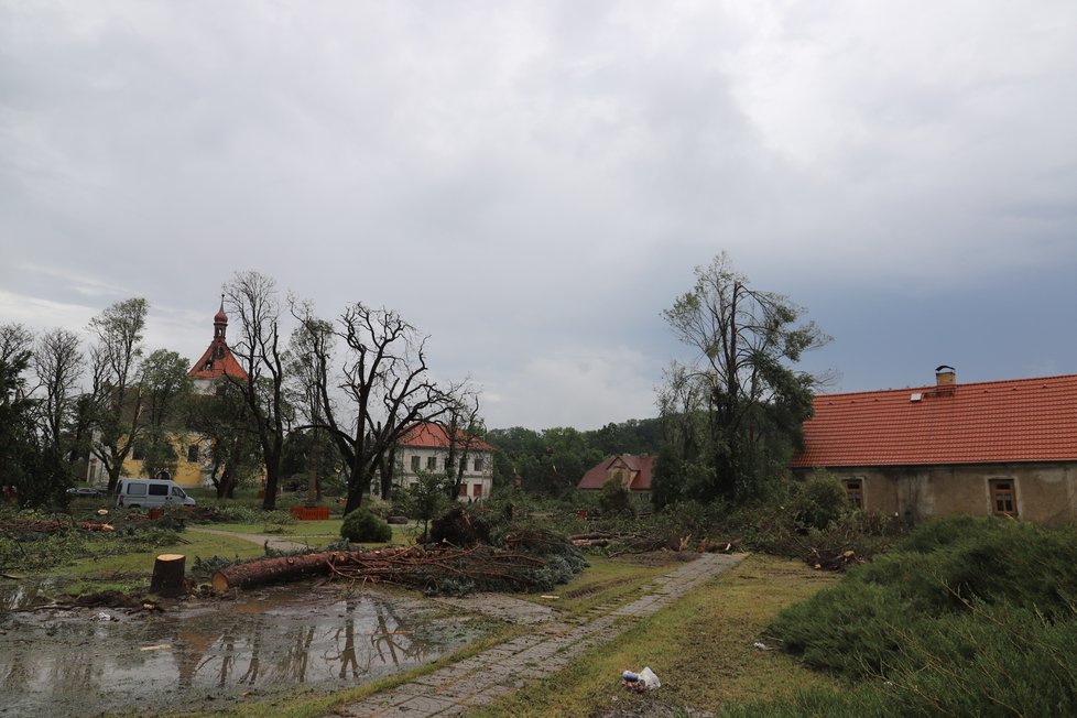 Silná bouře poničila také obec Stebno na Lounsku.