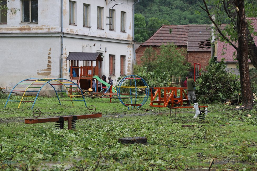 Silná bouře poničila také obec Stebno na Lounsku.