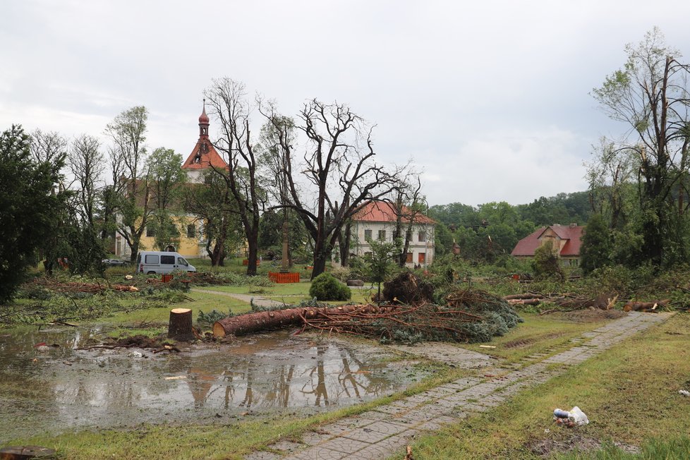 Silná bouře poničila také obec Stebno na Lounsku.