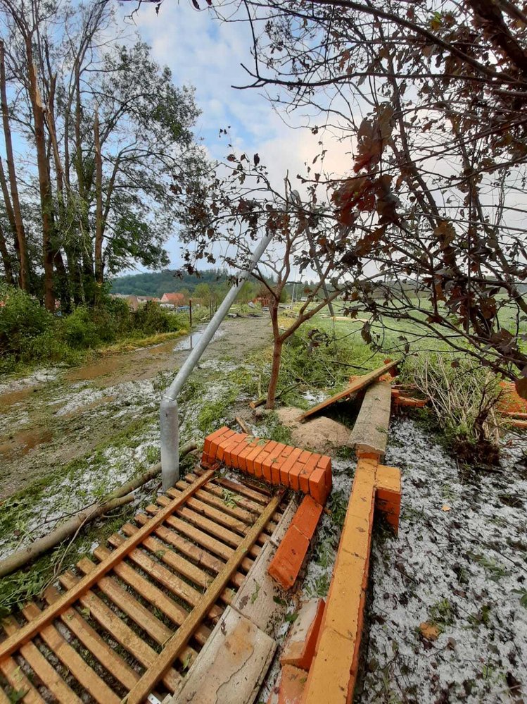 Bouře značně poničila obec Stebno u Kryr u Podbořan v lounském okrese a Blatno (25. 6. 2021)