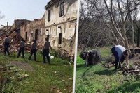 Vězeňkyně pomáhají v obci Stebno, kterou poničilo počasí: Odklízejí větve nebo čistí cihly