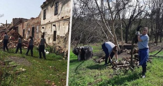 Vězeňkyně pomáhají v obci Stebno, kterou poničilo počasí: Odklízejí větve nebo čistí cihly