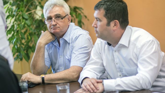 Předseda Senátu Štěch (vlevo) a předseda ČSSD Hamáček (vpravo) mají rozdílné představy o účasti ve vládě