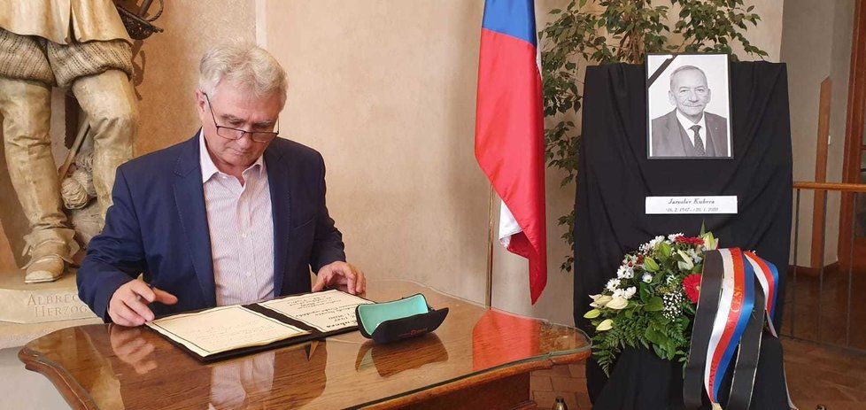 Místopředseda Senátu Milan Štěch (ČSSD) a jeho zápis do kondolenční knihy k úmrtí Jaroslava Kubery (ODS; 21. 1. 2010)