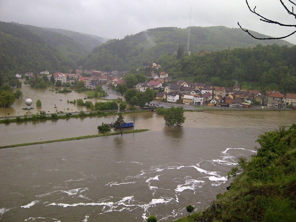 Povodně 2013: Situace ve Štěchovicích 3. června kolem 12:00. Vodárna, pískovna, loděnice i fotbalové hřiště pod vodou 