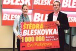 Výherní šek Evě Purkytové (31) předal šéfredaktor Blesku Radek Lain. Zároveň jí poděkoval za její rozhodnutí, věnovat část její výhry na nemocné děti.