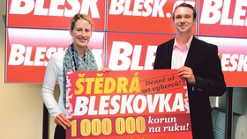 Výherní šek Evě Purkytové (31) předal šéfredaktor Blesku Radek Lain. Zároveň jí poděkoval za její rozhodnutí, věnovat část její výhry na nemocné děti.