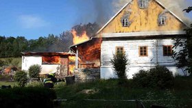 Ve Štědrákově Lhotě zasáhl požár dům a hospodářská stavení.