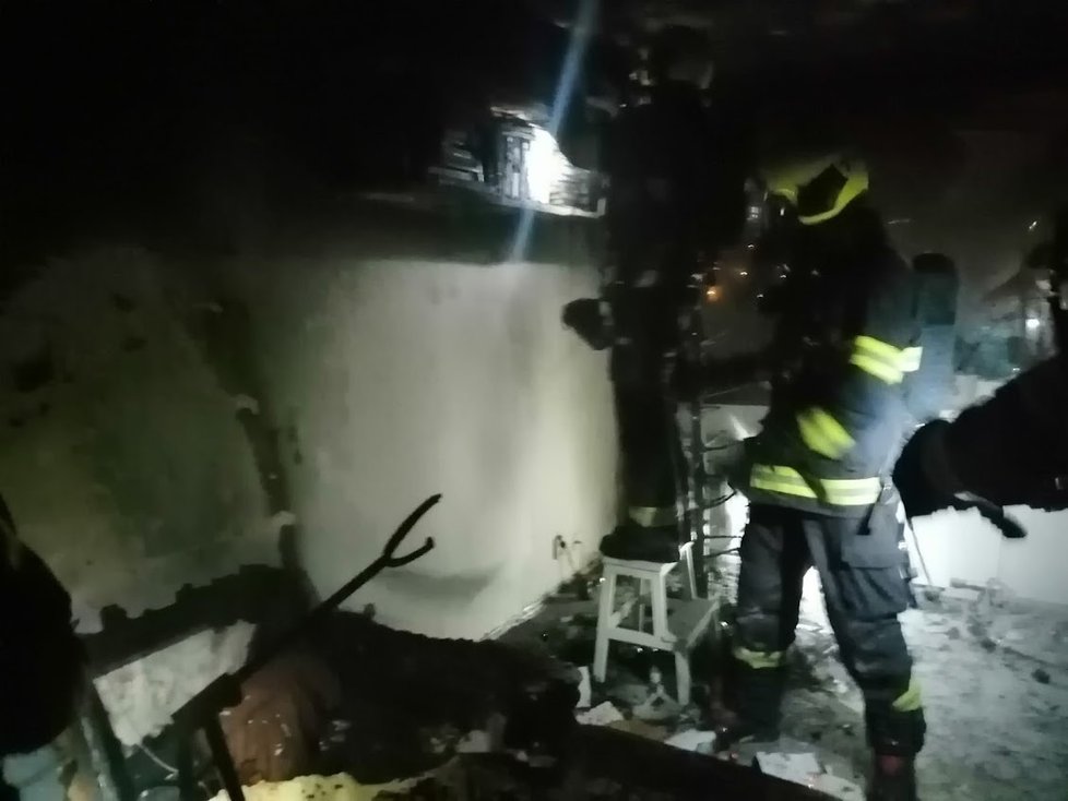 Pražští hasiči museli na Štědrý den zasahovat v Mošnově ulici. Od prskavky začal hořet vánoční stromek. (24. 12. 2021)