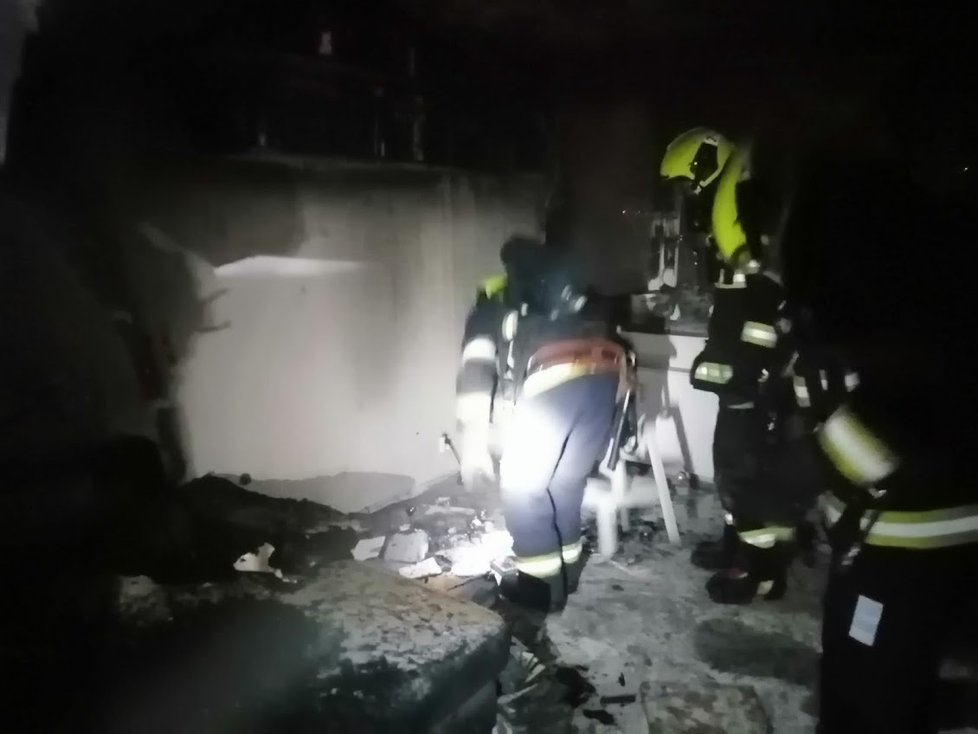 Pražští hasiči museli na Štědrý den zasahovat v Mošnově ulici. Od prskavky začal hořet vánoční stromek. (24. 12. 2021)