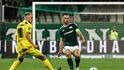 Mick van Buren blokuje rozehrávku kapitána Panathinaikosu Stefana De Vrije