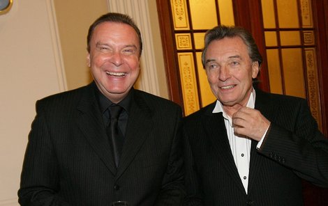 Štefan Margita s Karlem Gottem byli v zákulisí na koncertě překvapeni, že mají skoro stejný oblek.