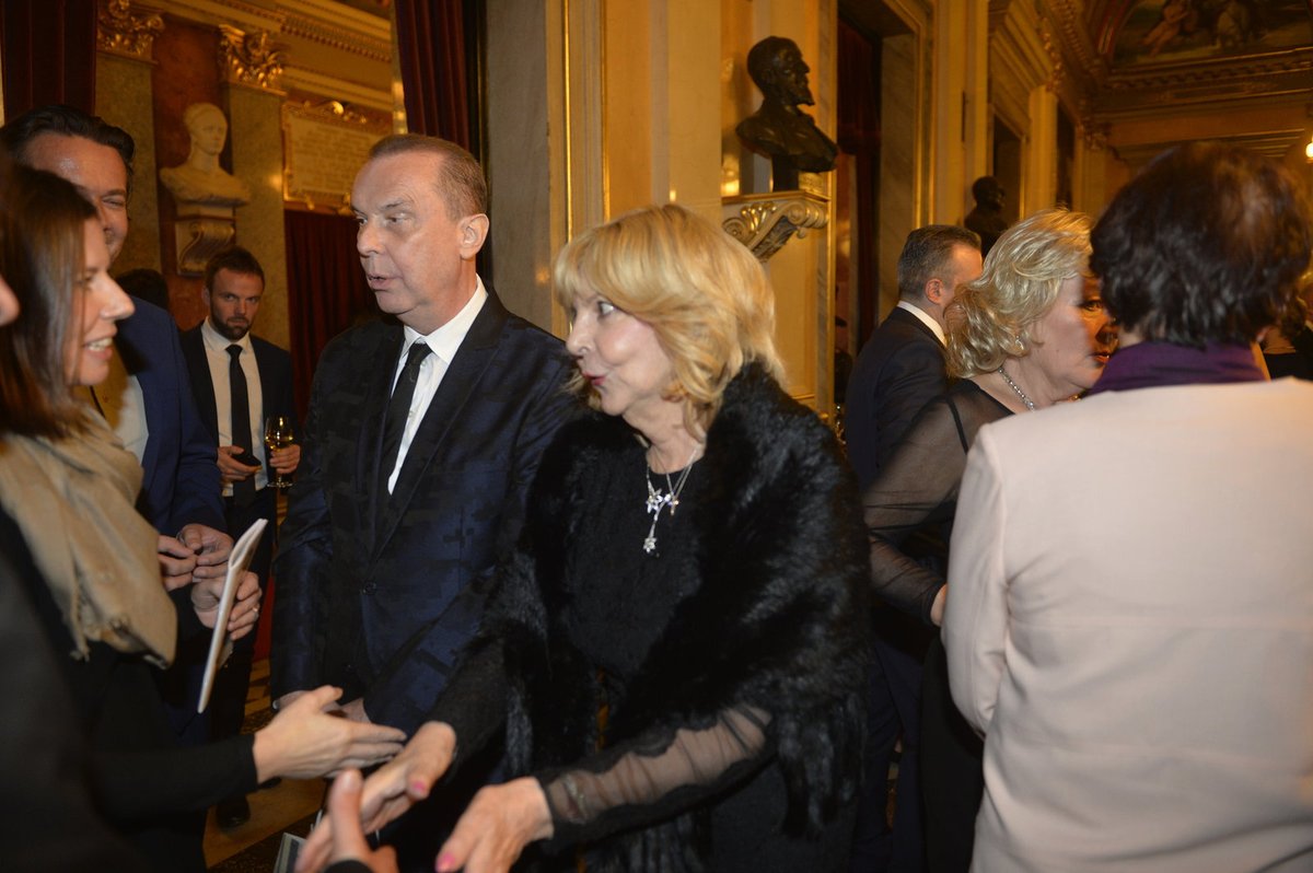 Hanka Zagorová spolu s manželem vítala hosty.