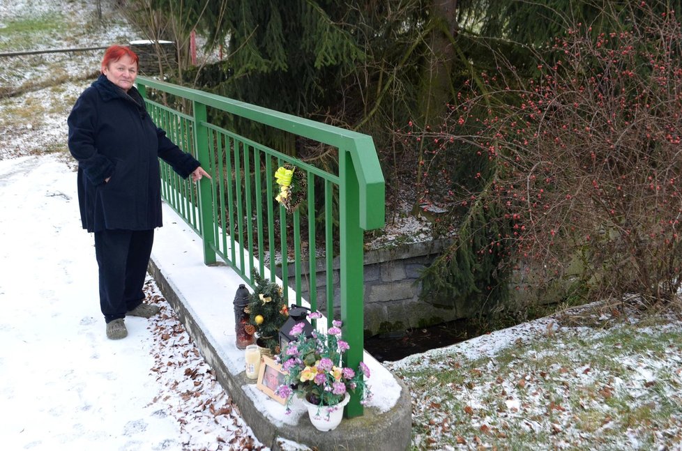 Štefanova matka Vlasta vzala Aha! po roce na místo, kde bylo nalezeno tělo jejího syna. Leželo v potoku mezi rodným domem a kostelem.