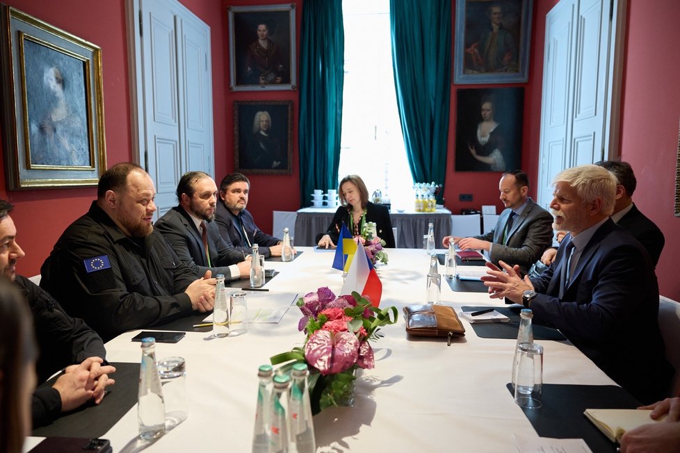 Mnichovská bezpečnostní konference: Zvolený prezident Petr Pavel během setkání s šéfem ukrajinského parlamentu Ruslanem Stefanchukem (18.2.2023)