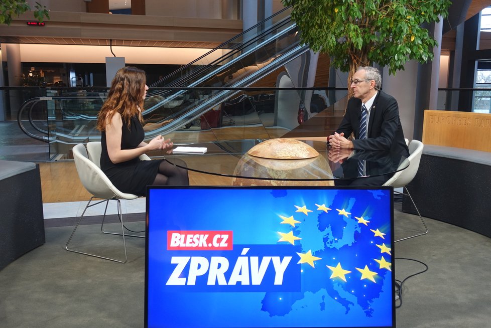 Slovenský europoslanec Ivan Štefanec v rozhovoru pro Blesk Zprávy ve Štrasburku. Kvůli Kuciakovi a jeho odhalením by měl Fico skončit.
