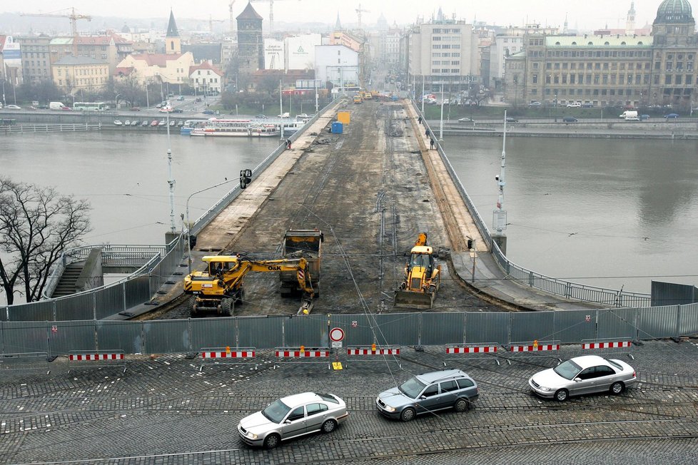 Probíhající rekonstrukce Štefánikova mostu, rok 2007