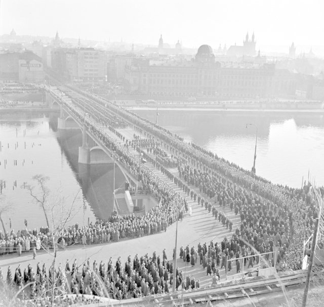 Smuteční průvod během pohřbu Klementa Gottwalda, rok 1953.