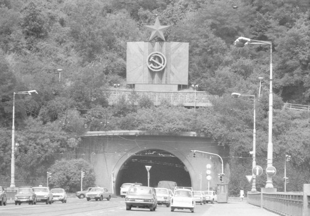 Vjezd do Letenského tunelu ze Švermova mostu s komunistickými symboly, rok 1983