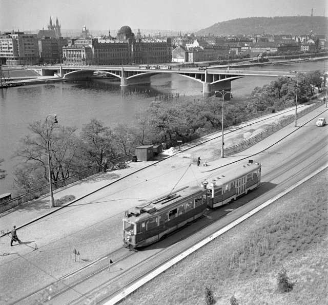 Nábřeží Kapitána Jaroše s nově zprovozněným Švermovým mostem, rok 1953