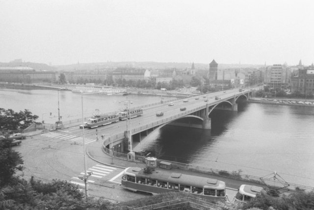 Švermův most na historickém snímku z roku 1983