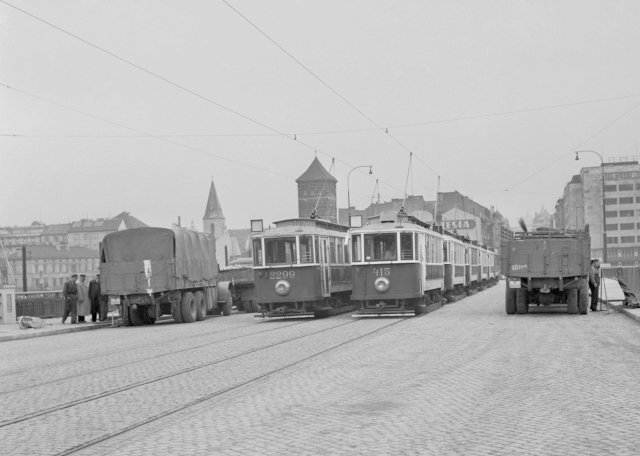 Zatěžkávací zkouška není nic nového: takhle probíhala na Štefánikově mostě roku 1951.