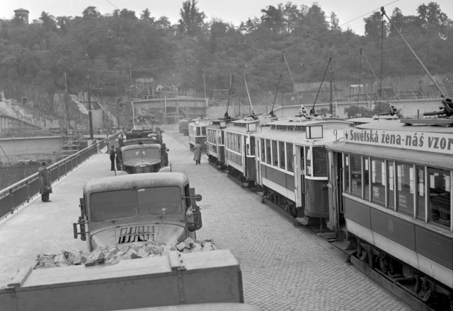 Zatěžkávací zkouška na novém Švermově mostě, rok 1951