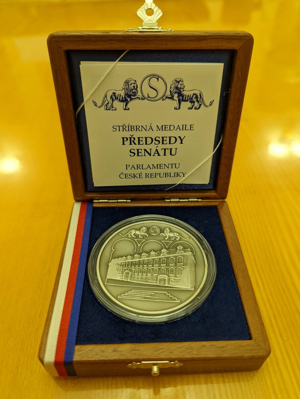 Medaile, kterou daroval předseda Senátu Miloš Vystrčil ukrajinskému lidu