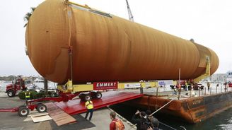 Externí nádrž raketoplánu Endeavour putuje ulicemi Los Angeles