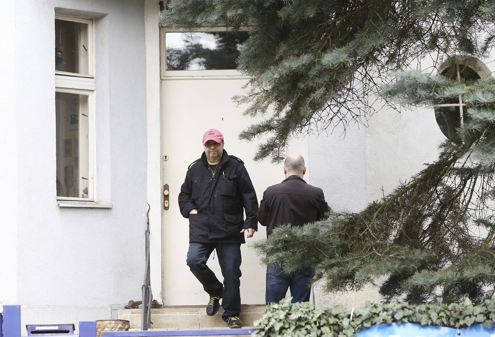 Šteindler odešel se stěhováky z domu v Braníku, který mu patří. V nemovitosti teď žije jeho žena s dětmi.