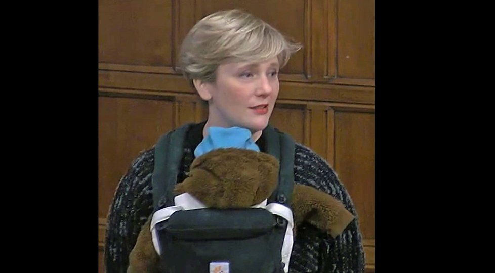 Stella Creasy se zachumlaným miminem v parlamentu.