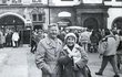 1990. Stella s milovaným Jerrym na vánočním pražském Staroměstském náměstí.