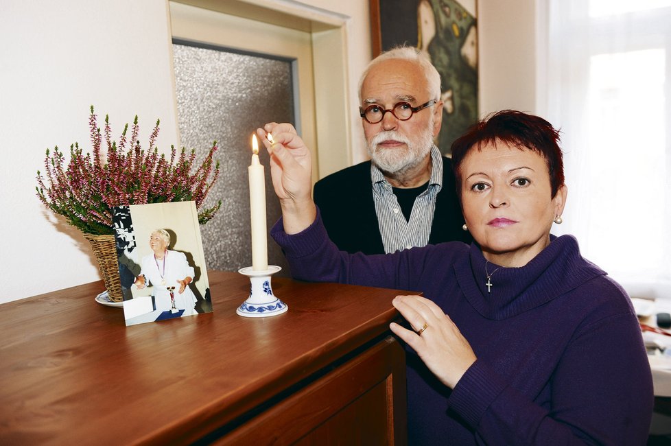 Magda Pietrasová s manželem Petrem Pavlíkem si doma zapálili u fotografie Stelly svíčku