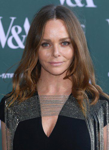 Stella McCartney je známá tím, že je vegetariánka a o své kolekci tvrdí, že je vytvořená tak, aby byla přátelská k životnímu prostředí. Ráda se vrací ke stylu 70. a 80. let minulého století.