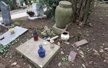 Stella Zázvorková: Zanedbaný hrob! Chybí i vytesané jméno!
