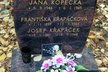 Na náhrobek se vloudila chyba: Jana zemřela v roce 1961, a ne 1965.