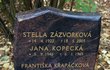 Na náhrobek se vloudila chyba: Jana zemřela v roce 1961, a ne 1965.